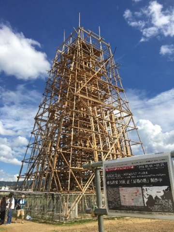 川俣正様「足場の塔」